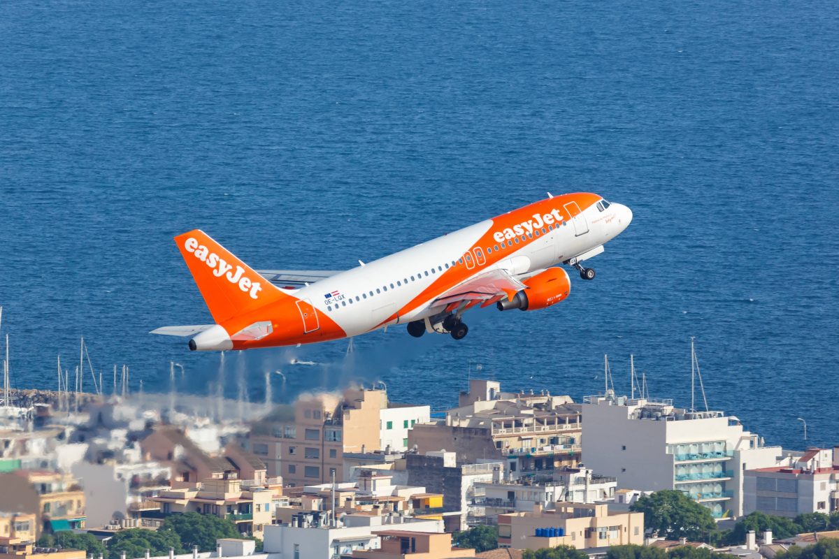 Ein Flugzeug von Easyjet über Mallorca.