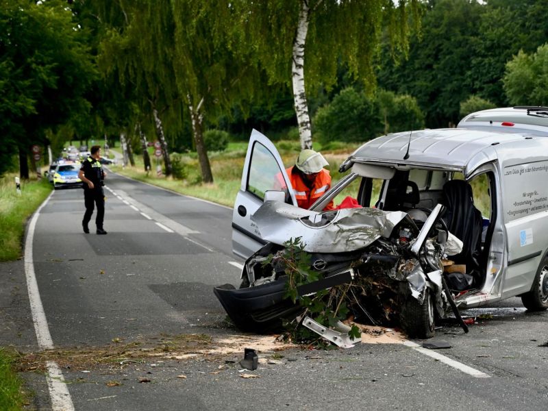 Hamburg: Auto prallt zwischen Eyendorf und Lübberstedt gegen Baum.