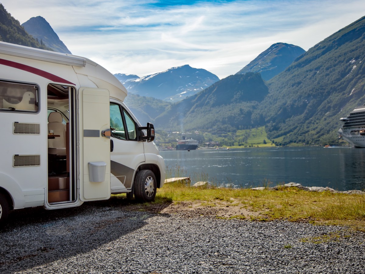 Ein Camper am See.