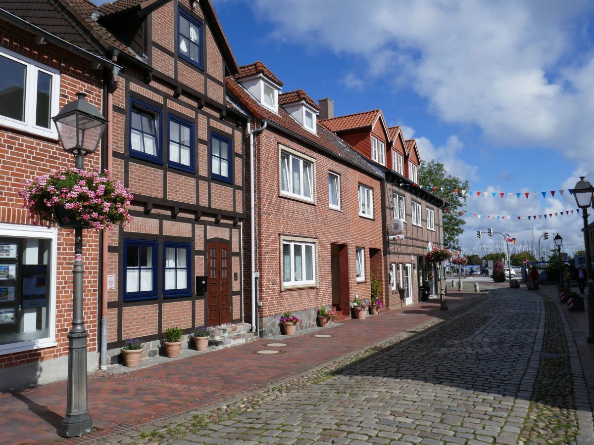 Im Ostsee-Ort Heiligenhafen wird ein Gebäude abgerissen.