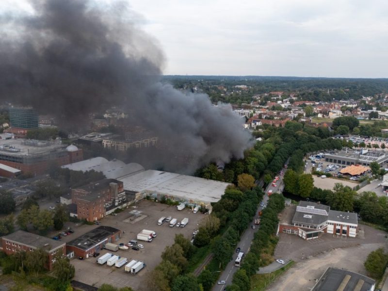 Bootshalle in Flammen: Schwarze Rauchwolke über Hamburg.