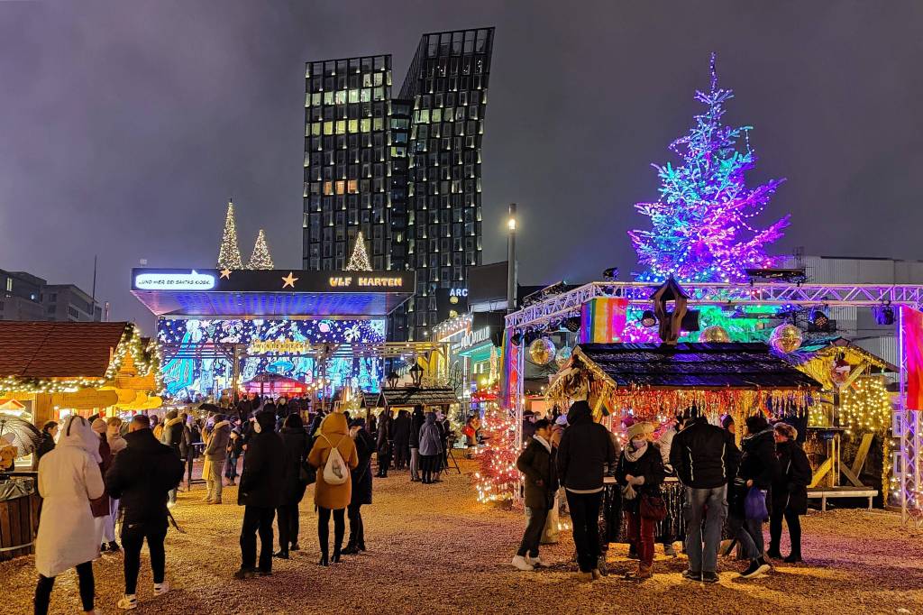 Weihnachtsmarkt mit bunter Neon-Beleuchtung