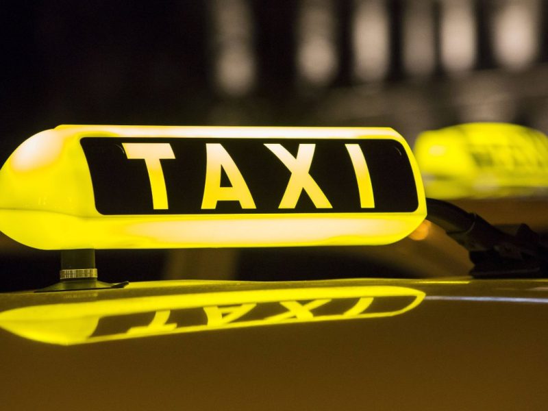 Ein Taxi vor dem Hauptbahnhof in Hamburg.