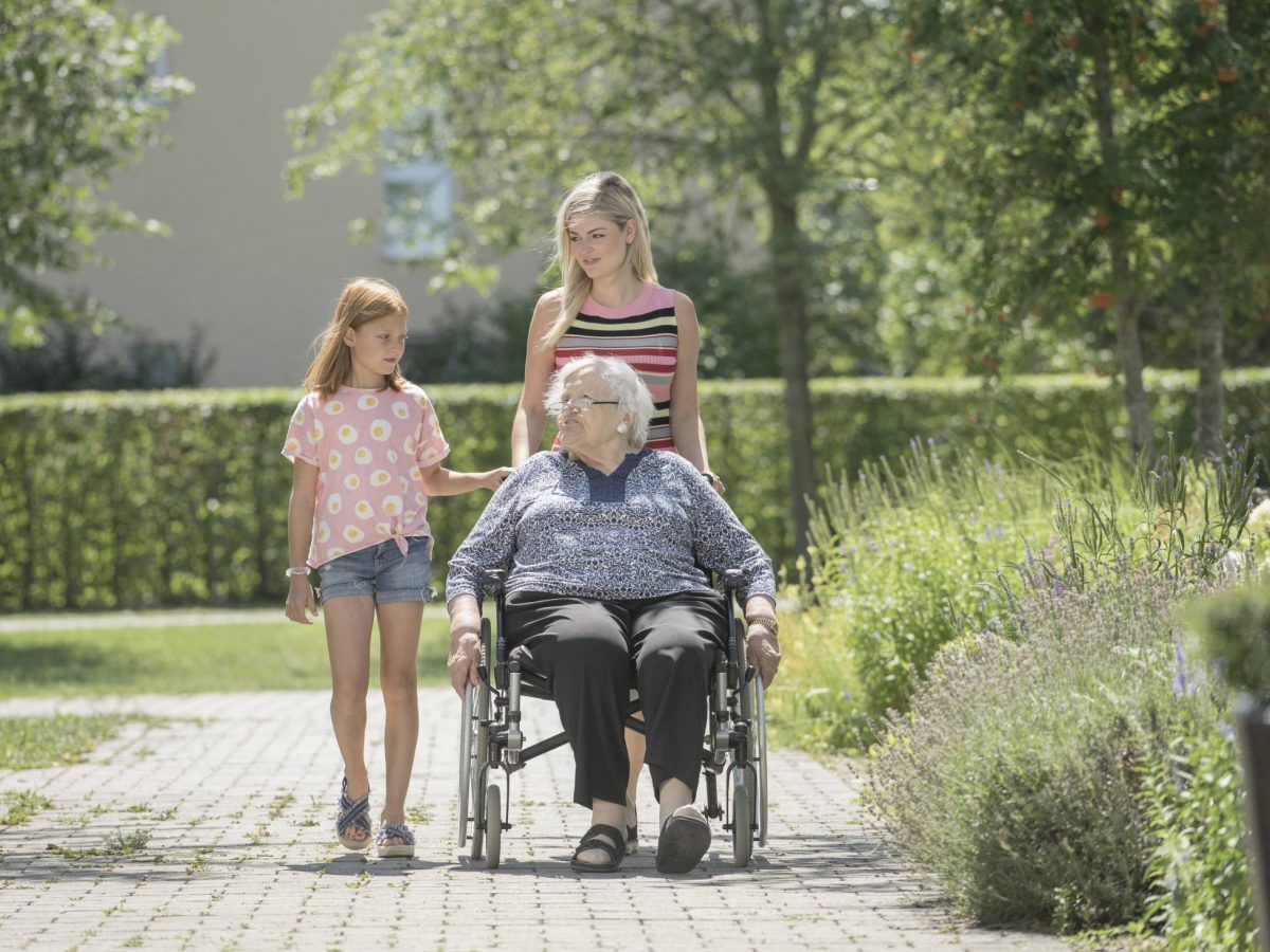 Eine Familie bei einem Spaziergang, Symbolbild