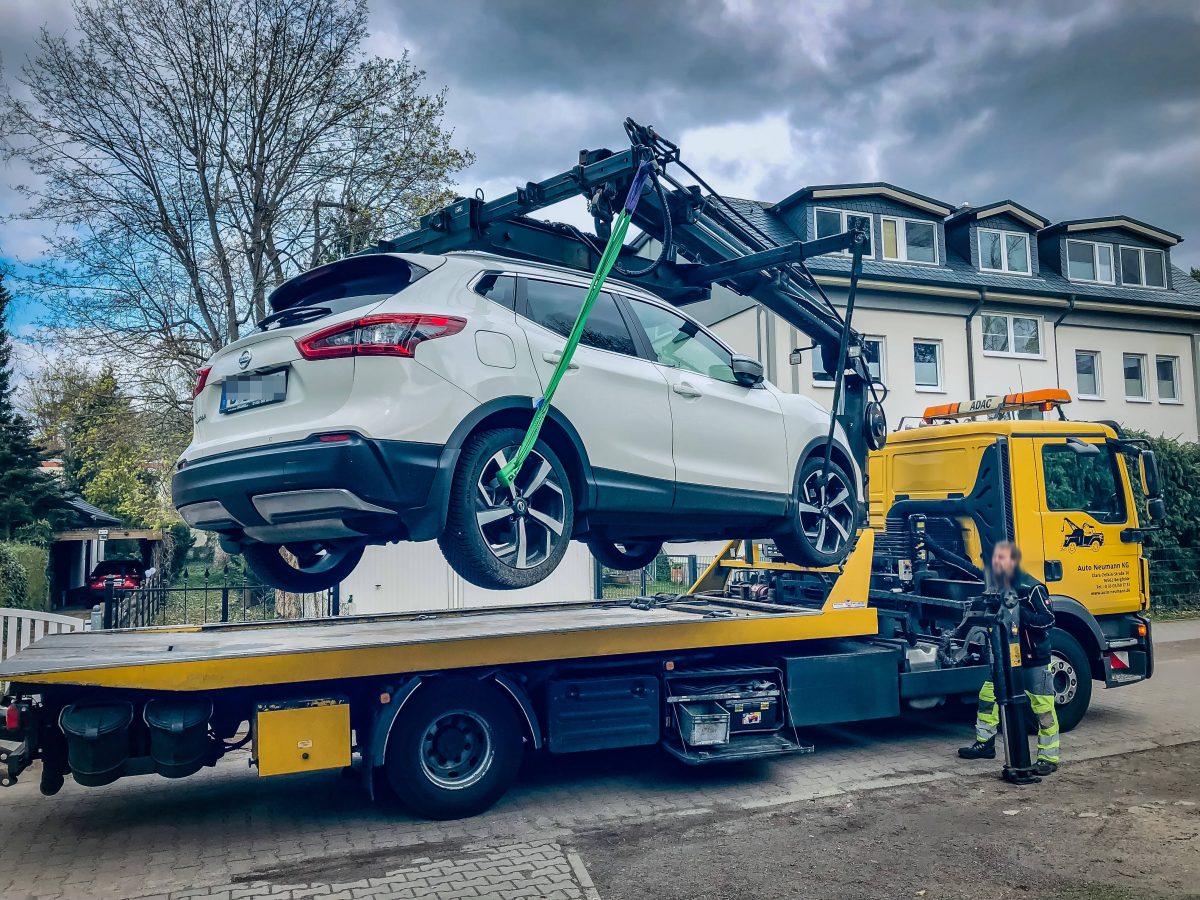 Einen Autofahrer hat ein Hammer-Gesetz nun erwischt. Der Verkehrsteilnehmer musste nicht nur seinen Lappen, sondern auch sein Auto abgeben.