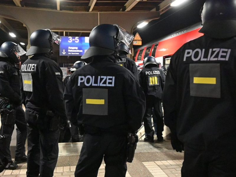 Die Polizei an einem Bahnhof in Hamburg, Symbolbild.