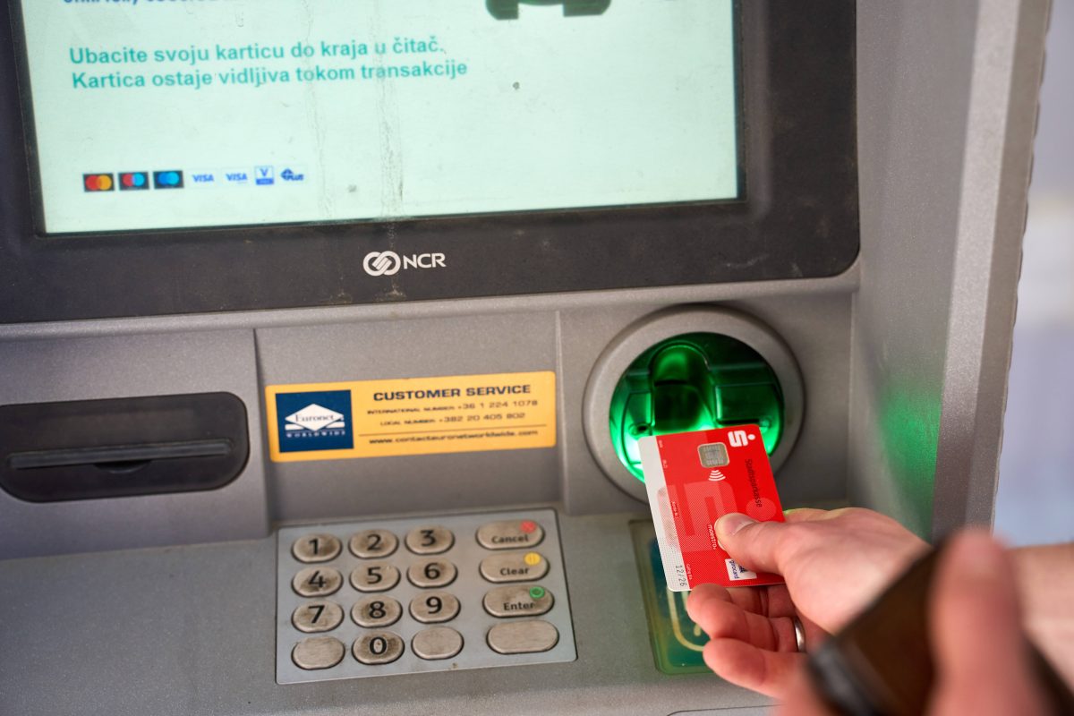 An Automaten der Sparkasse und anderen Banken könnte das Bargeld knapp werden. (Archivfoto)