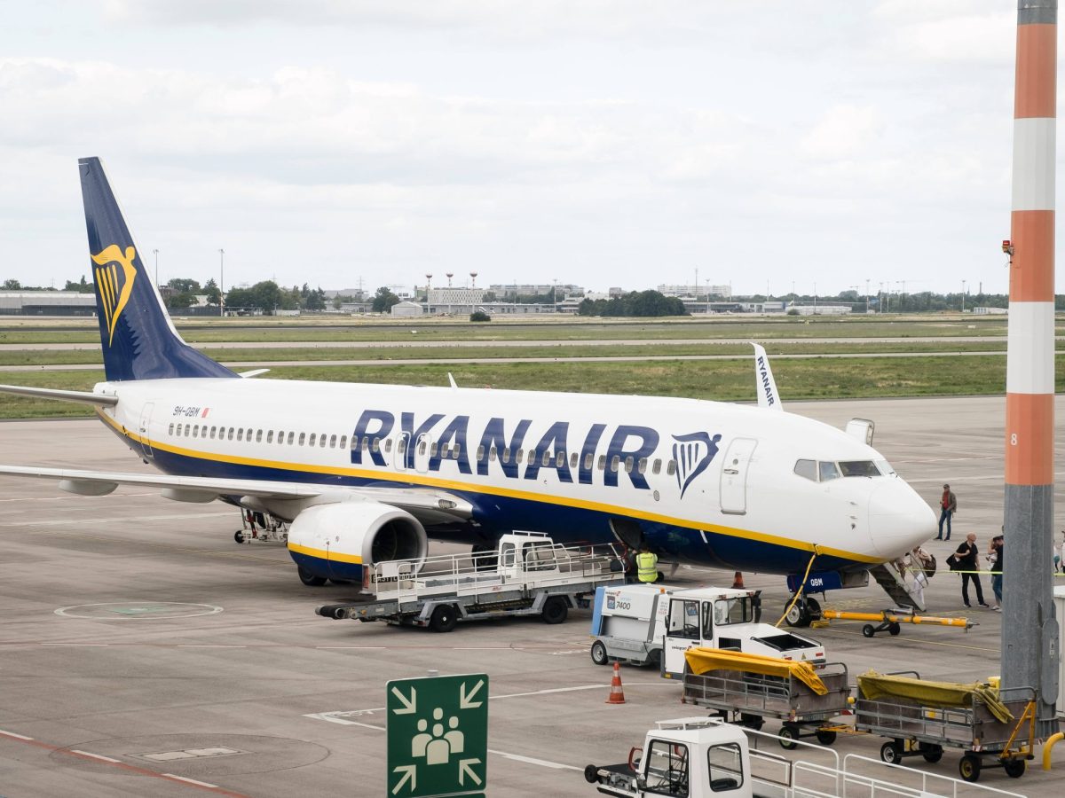 Ein Flugzeug von Ryanair am Flughafen.