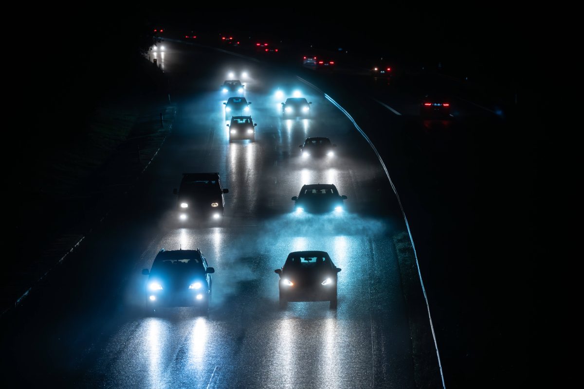 Eine Autobahn in der Nacht.