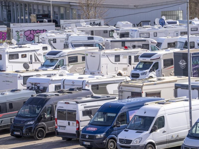 Ein Parkplatz voller Wohnmobile.