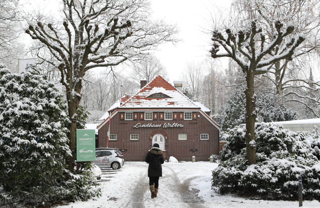 Landhaus Walter im verschneiten Park.