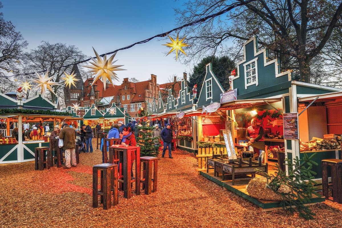 Weihnachtsmarkt Holzhütten in Herbstlandschaft