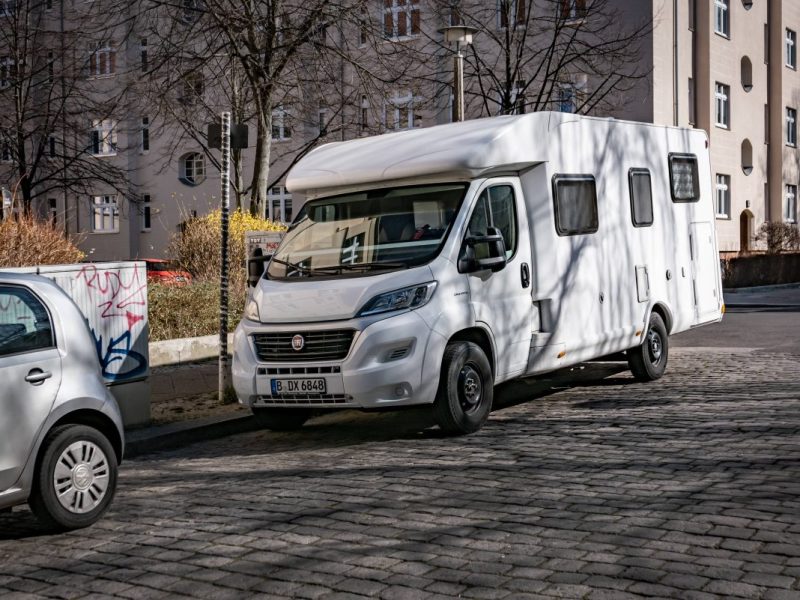 Ein Wohnmobil in einem Wohngebiet.