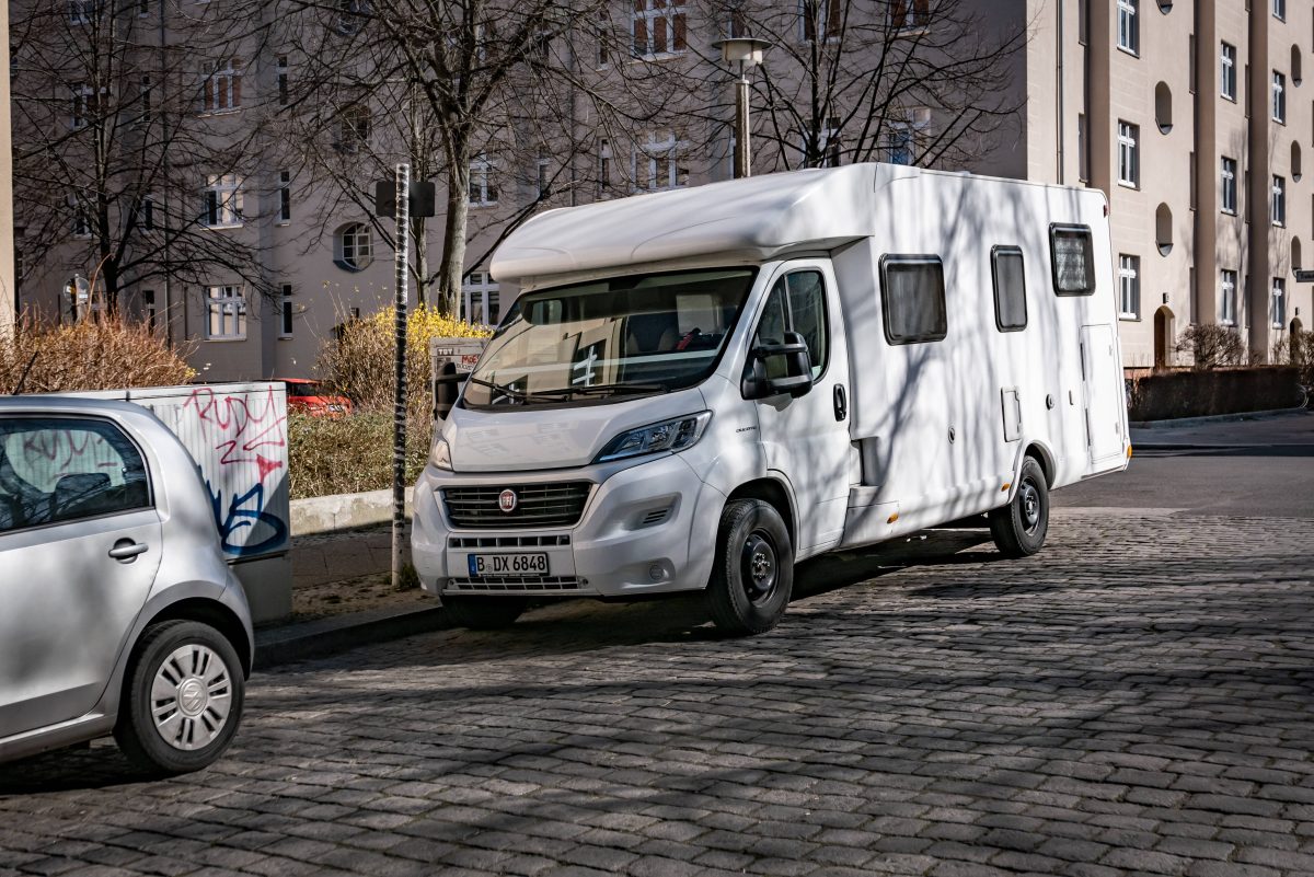 Ein Wohnmobil in einem Wohngebiet.