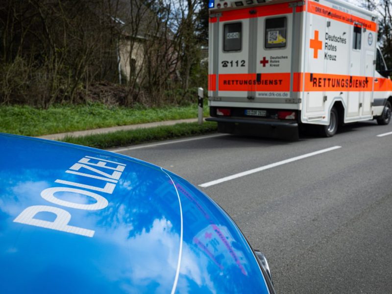 Ein Polizei- und Krankenwagen, Symbolbild.
