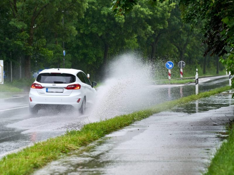 Ein Auto fährt, Symbolbild