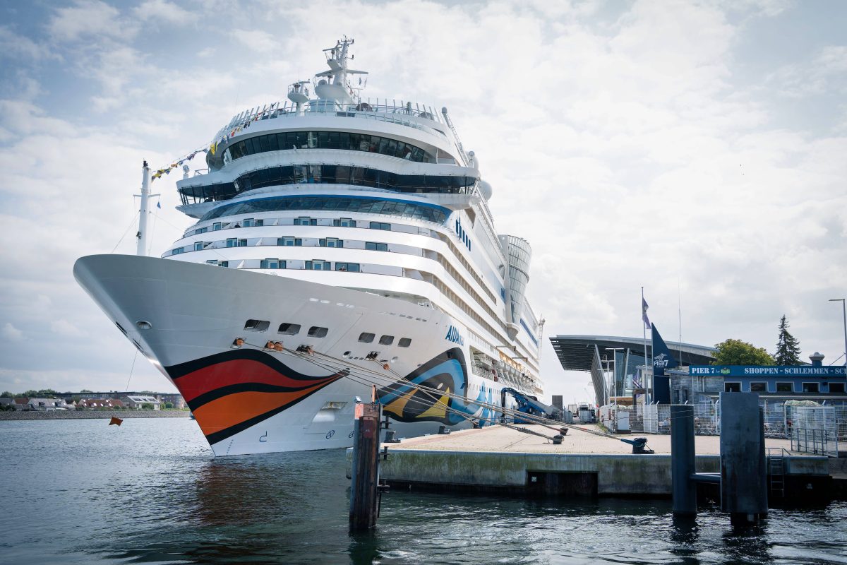 Die "AIDAmar" in Warnemünde.