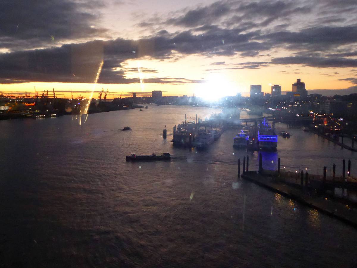 Hamburg: Unheimlicher Gigant taucht im Hafen auf – der Grund ist ernst