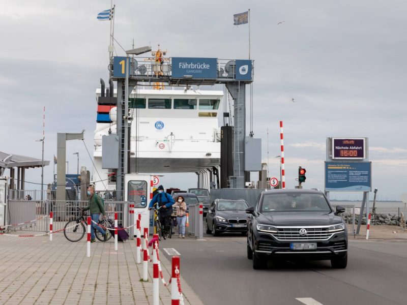 Autos fahren von der Fähre auf die Insel Norderney.