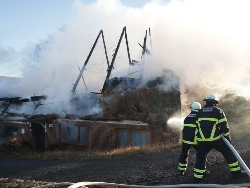 Die Feuerwehr bekämpft einen Brand im Ost Krauler Bogen in Hamburg.