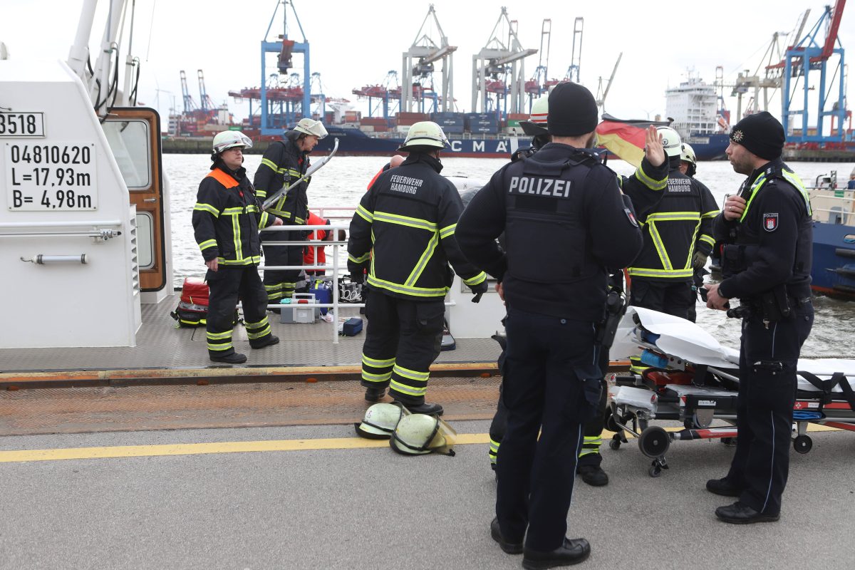 Die Feuerwehr und Polizei bei einem Einsatz in Hamburg, Symbolbild.