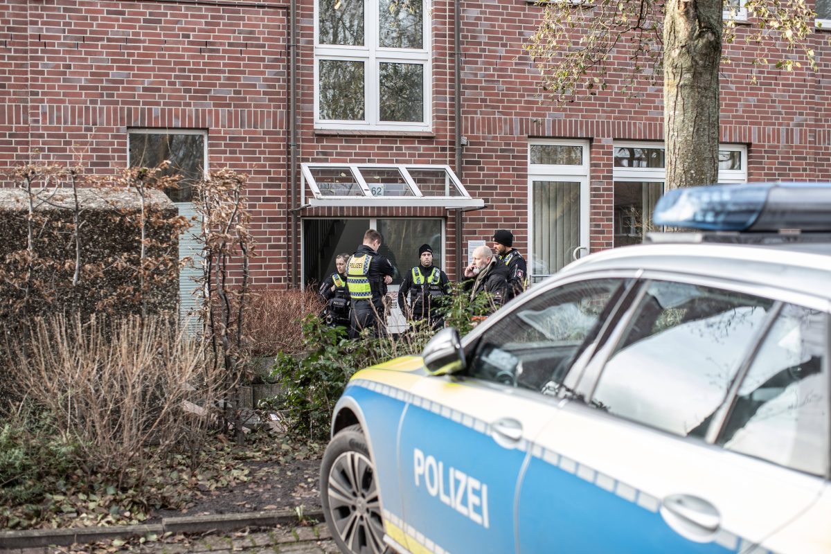 Die Polizei vor einer Wohnung in Hamburg, Symbolbild