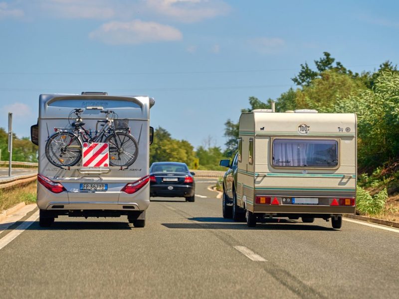 Zwei Camping-Mobile auf der Straße.