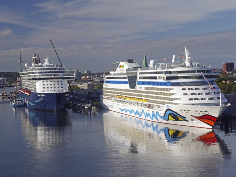 Ein Aida-Kreuzfahrtschiff und ein 