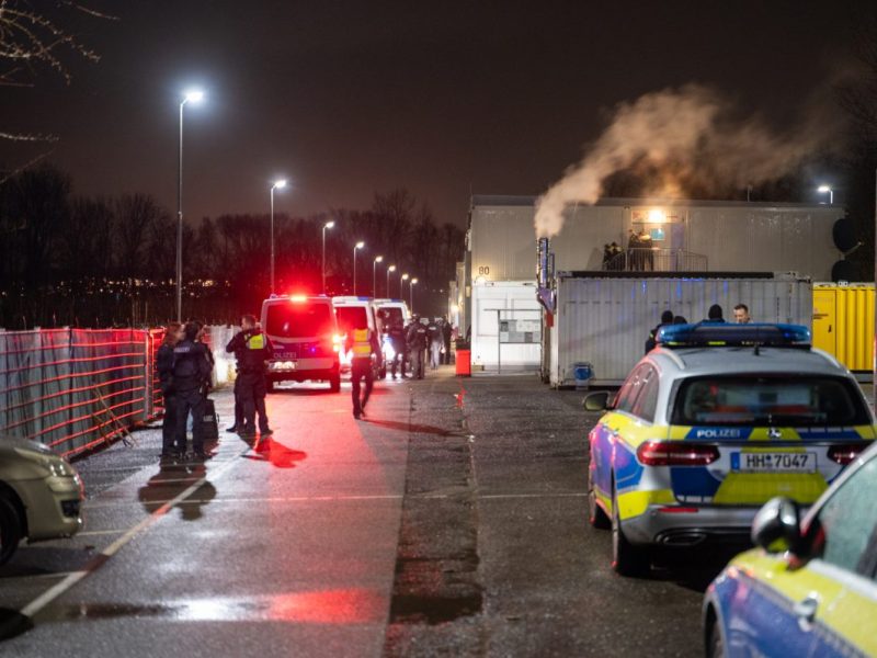 Ein Streit zwischen zwei Familien in einer Flüchtlingsunterkunft eskaliert.