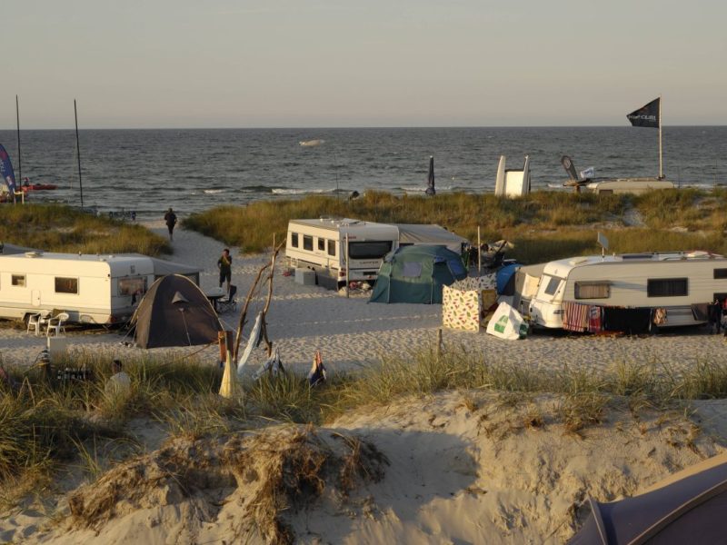Wohnmobile zwischen den Dünen