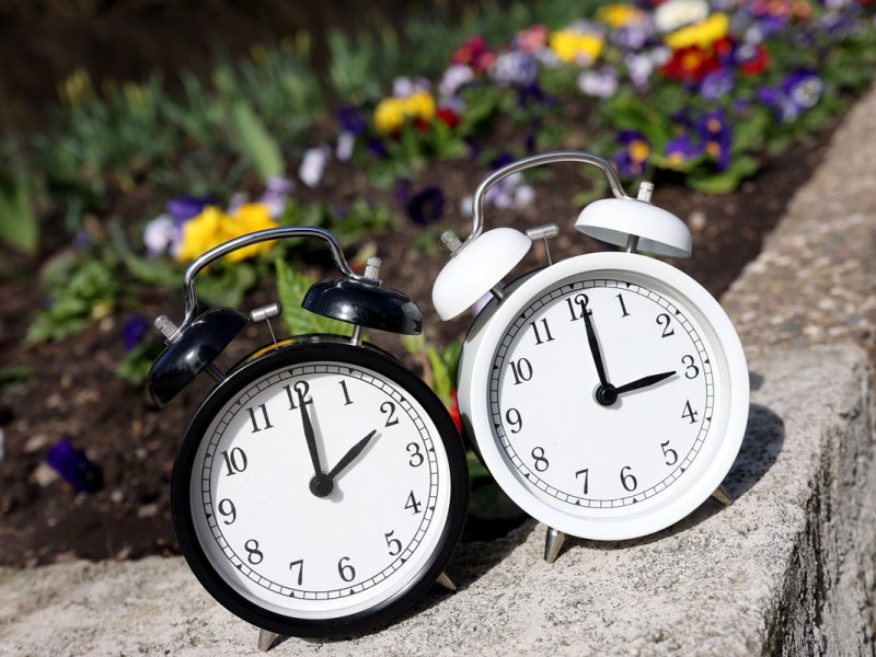 Zeitumstellung: Muss ich die Uhr fÃ¼r Sommerzeit eine Stunde vor- oder zurÃ¼ckdrehen?