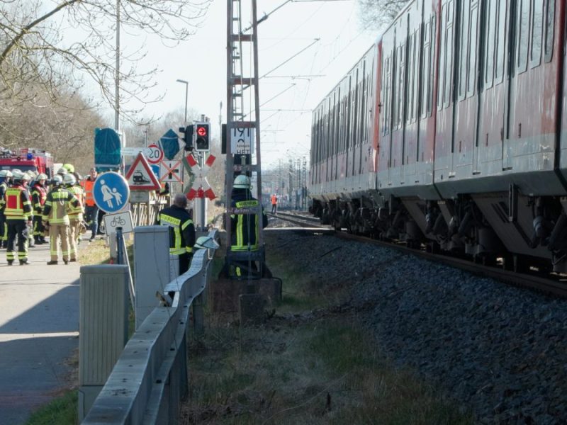 Ein Mann wurde von einer heranrasenden S-Bahn auf seinem E-Roller erfasst.