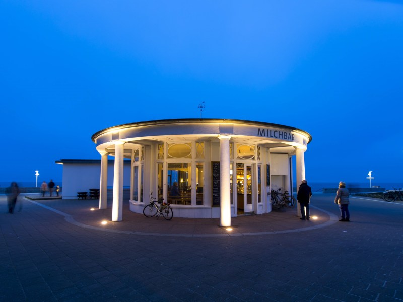 Milchbar auf Norderney am Abend