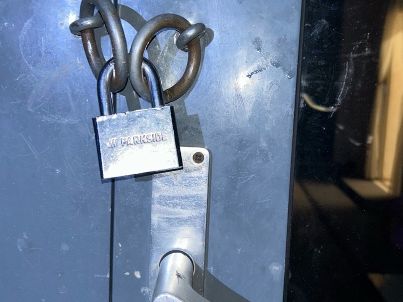 Als Arbeits-Sklaven gehalten – Zoll befreit Menschen aus Fabrik-Hölle.