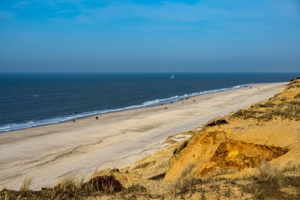 Strandabschnitt mit Dünen und Meer