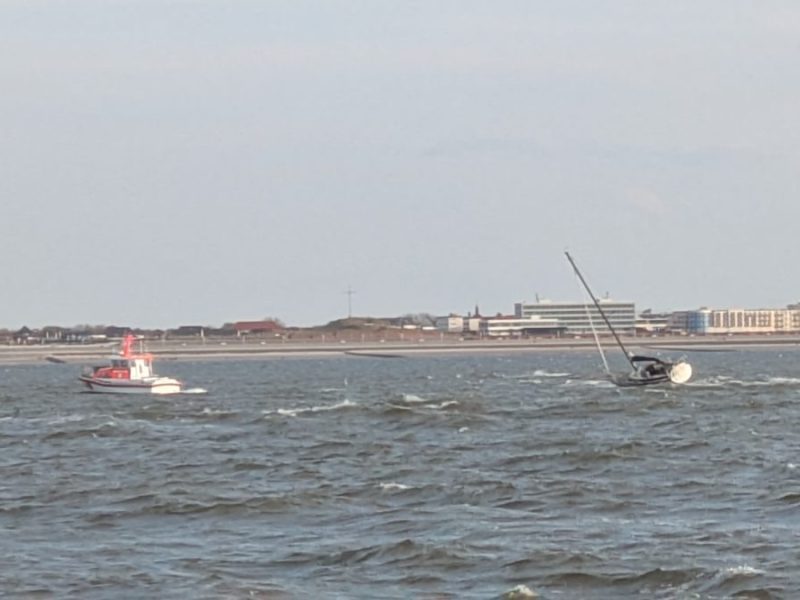 Das Seenotrettungsboot OTTO DIERSCH der DGzRS-Station Norddeich schleppt die havarierte Segelyacht frei.