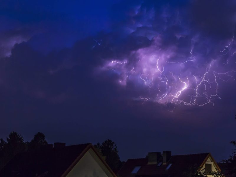 Wetter im Norden: Blitze über Hamburg (Symbolbild)