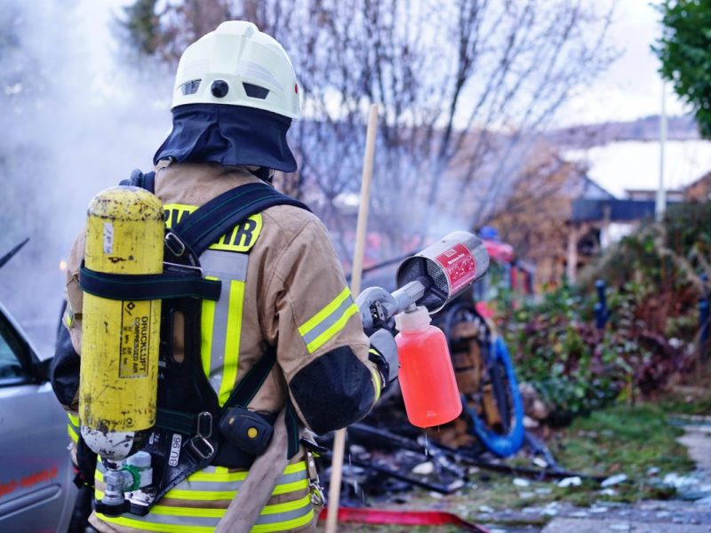 Die Feuerwehr löscht den Brand eines Wohnwagens, Symbolbild