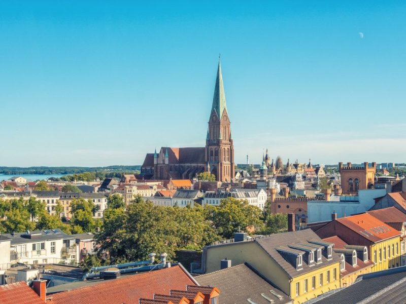 Die Stadt Schwerin an der Ostsee.