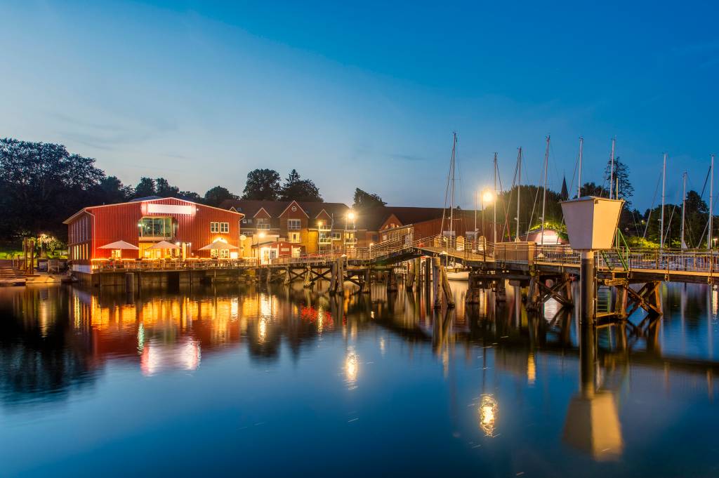 Beleuchteter Hafen am Abend