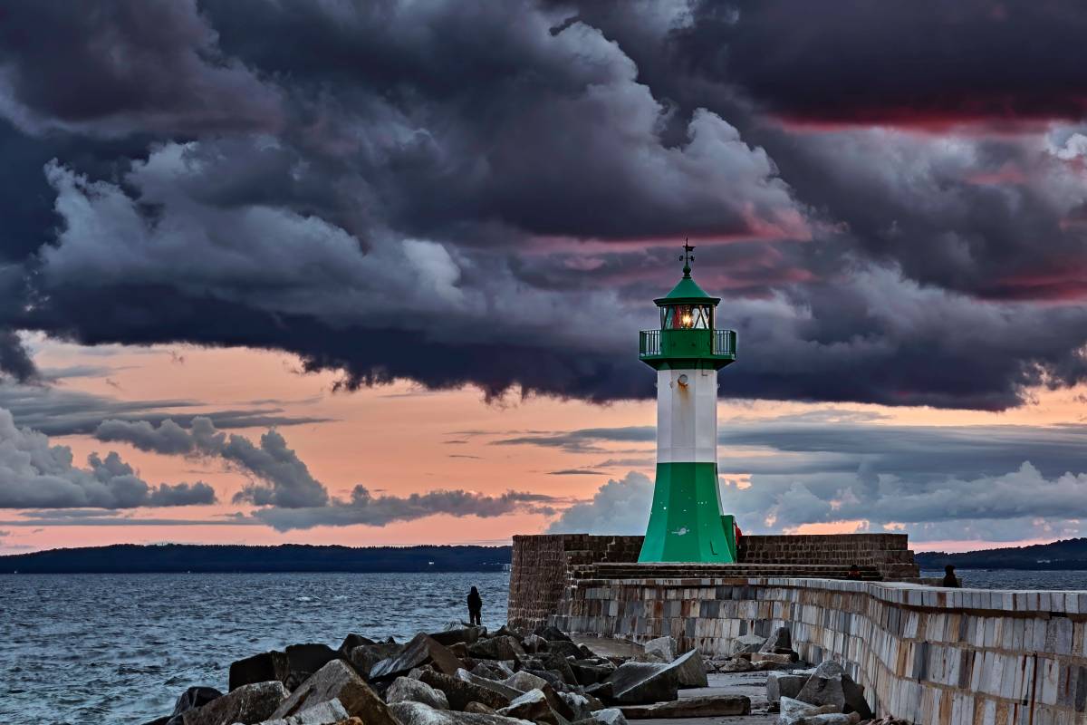 Leuchtturm unter dunklem Himmel