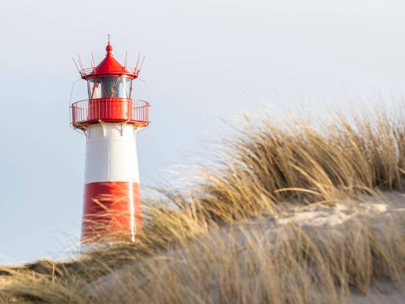 Leuchtturm hinter Dünen