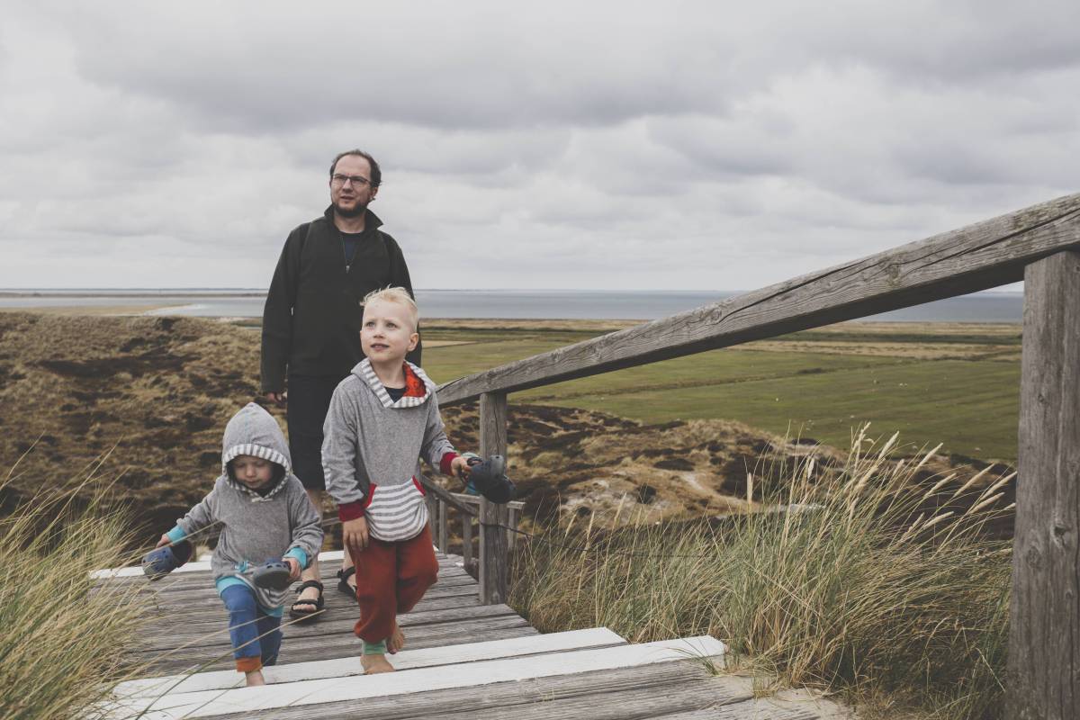 Vater mit Kindern auf Aussichtsplattform