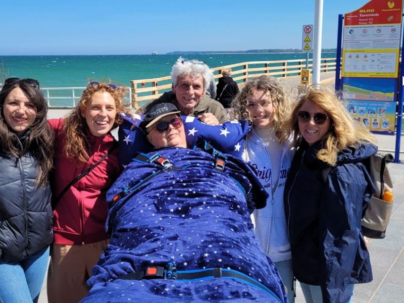 Grit gemeinsam mit ihrer Familie an der Ostsee.
