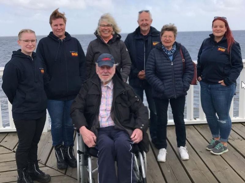 Das Team vom Wünschewagen mit dem Patienten und seinen Liebsten an der Nordsee.