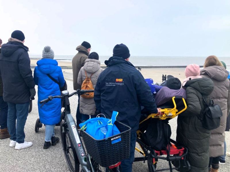 Felix gemeinsam mit seiner Familie und dem Team vom Wünschewagen auf Norderney.