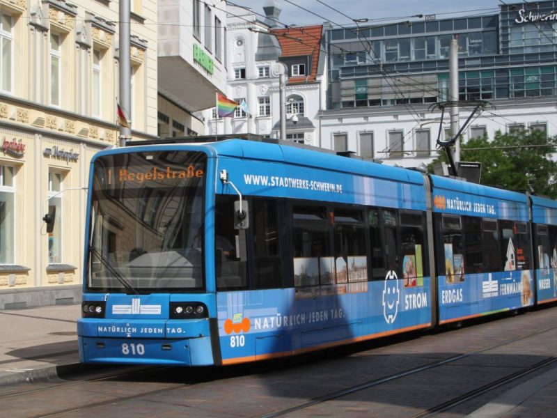 Eine Straßenbahn in Schwerin an der Ostsee (Symbolbild).