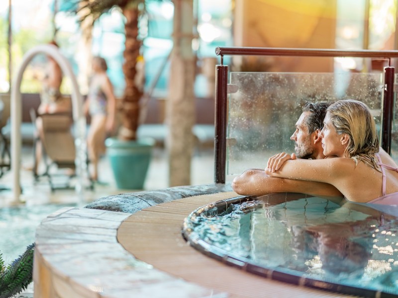 Frau und Mann im Whirlpool