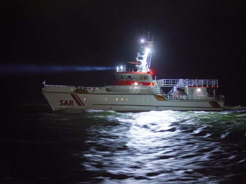 Der Seenotrettungskreuzer HARRO KOEBKE/DGzRS-Station Sassnitz mit Tochterboot NOTARIUS war am späten Montagabend, 23. Juni 2025, im Einsatz für einen Zweimaster, der in schwerer See Wasser nahm. Ein Crewmitglied benötigte zudem medizinische Hilfe.