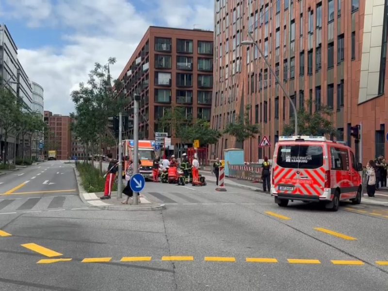 Rettungskräfte und ein Notarzt leisteten am Unfallort Erstversorgung.